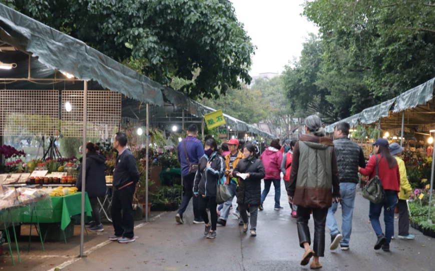 假日花市停车场