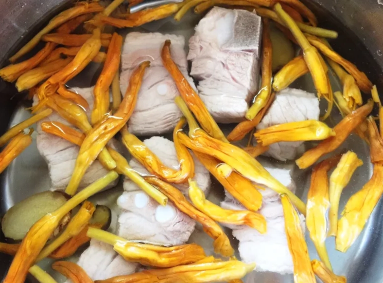 阿基師金針排骨湯食譜