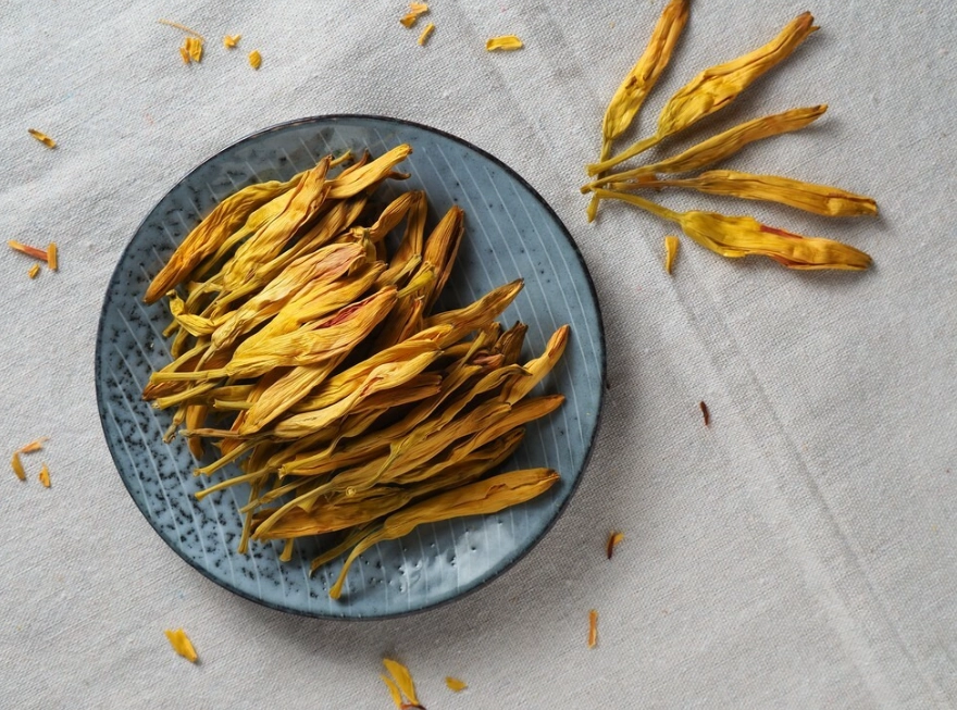 乾燥金針花變色