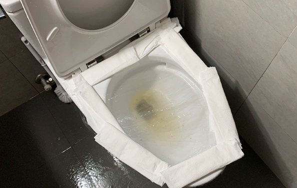 保鮮膜通馬桶方法