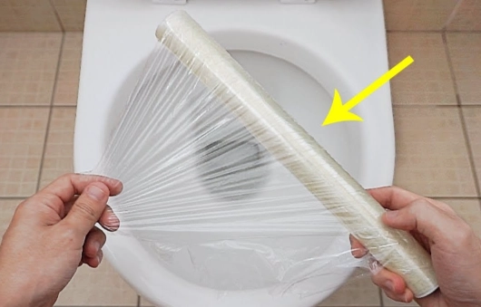 保鮮膜通馬桶方法