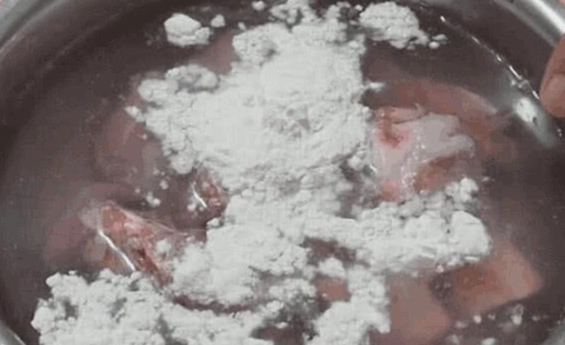 麵粉清洗雞肉方法