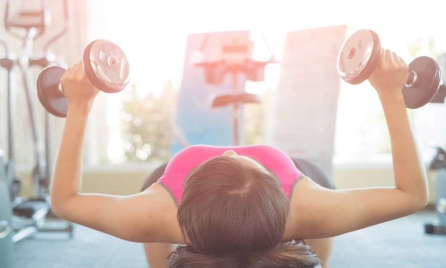 女生練肩膀 女生練肩膀