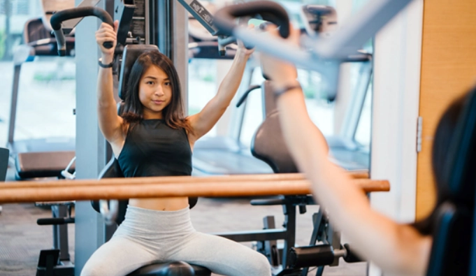 女生練肩膀 女生練肩膀