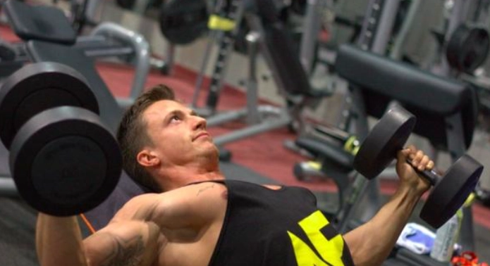 啞鈴練背 動作 啞鈴練背 動作