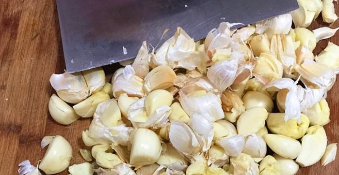 快速剥蒜方法 快速剥蒜方法