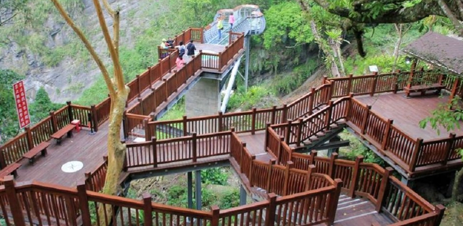 尖石溪邊玩水 尖石溪邊玩水